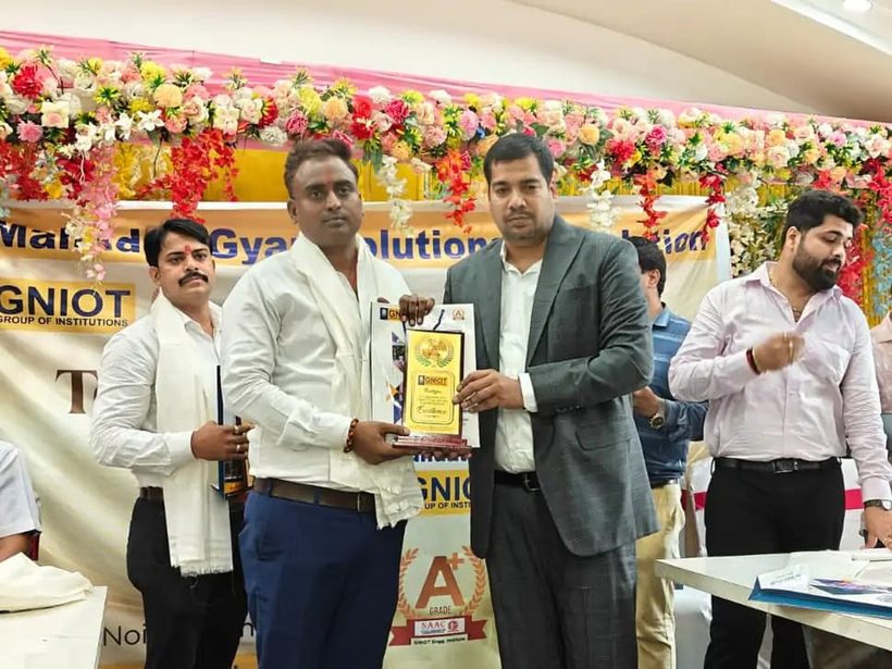 Director Saket Kumar receiving the GNIOT Certificate of Excellence at a Shri Mahadev Gyan Solutions Foundation programme