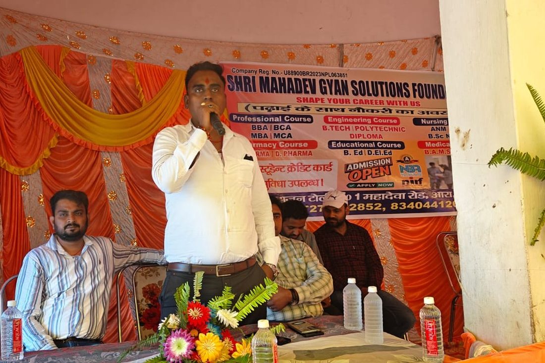 Director Saket Kumar addressing students and guardians at a Foundation career awareness programme